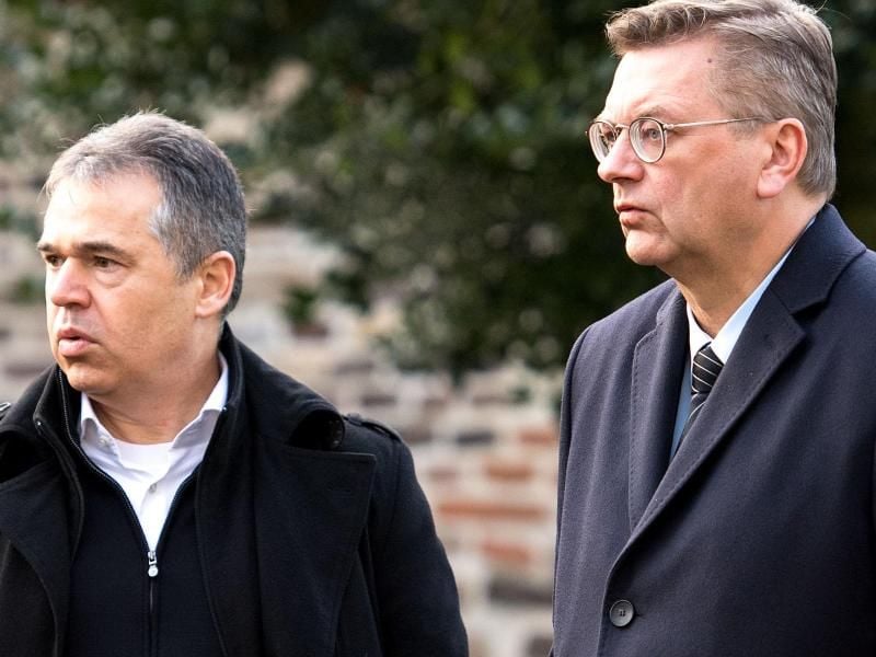 Ex-Köln-Manager Andreas Rettig (l) und DFB-Präsident Reinhard Grindel auf dem Weg zur Trauerfeier von Hans Schäfer. Foto: Marius Becker