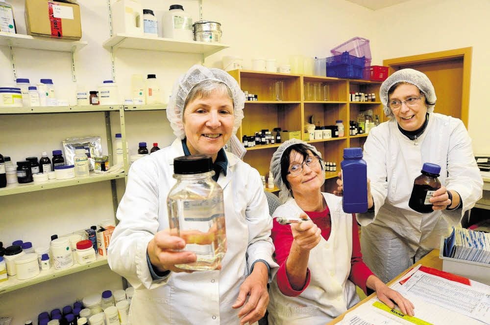 In ihrem Barina-Labor produzieren Ina Möller (rechts) und Barbara Kunkel (links), hier bei der Rohstoffprüfung mit der Laborantin Uta Schwikal, seit 20 Jahren Kosmetika.
