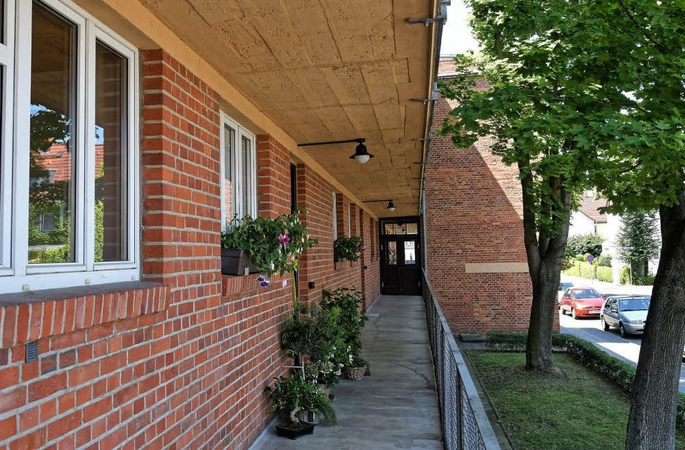 Ein Laubenganghaus in der Peterholzstraße in Dessau-Süd. Die Gänge sind noch heute Ort der Kommunikation.