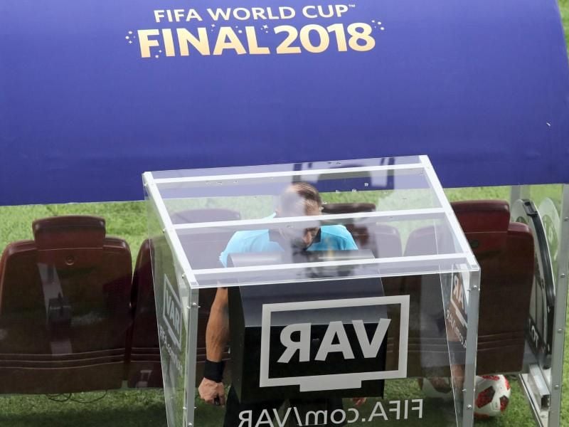 Schiedsrichter Nestor Pitana schaut sich den Videobeweis an, bevor er den Elfmeter für Frankreich gibt. Foto: Thanassis Stavrakis/AP