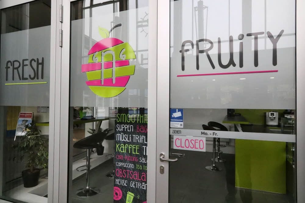 Die Tür des geschlossenen Smoothie-Ladens im Bahnhof.