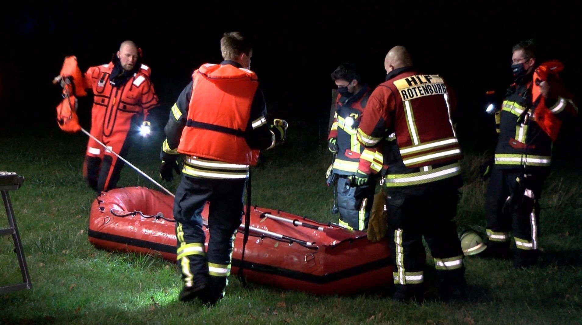 Feuerwehrleute sind mit einem Boot im Einsatz. Ein vermisstes Kleinkind ist in Rotenburg (Wümme) tot aus dem Fluss Wümme geborgen worden