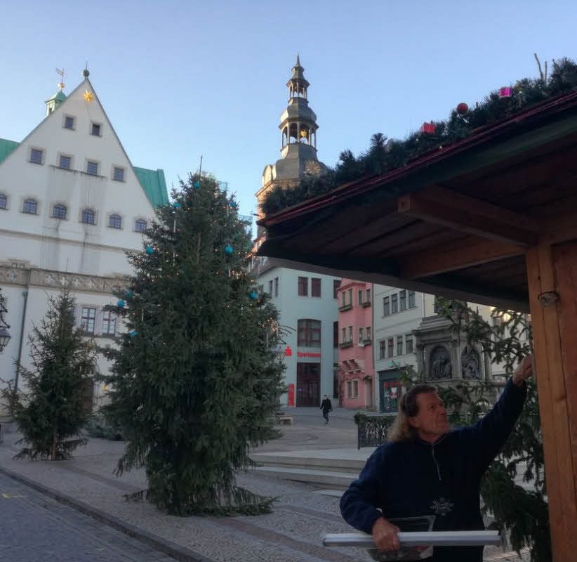 Gerd Donath macht letzte Handgriffe an seiner Bratwurstbude.