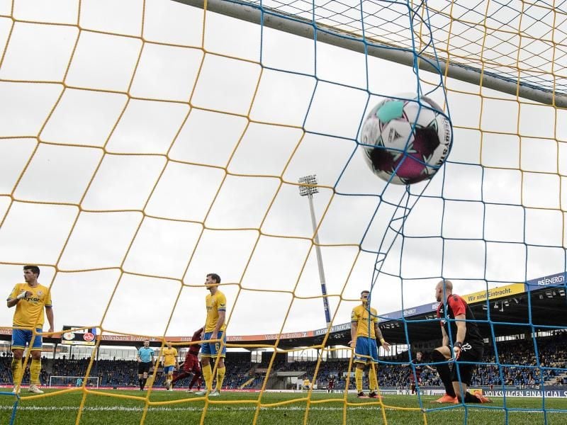 Beim Zweitligisten Eintracht Braunschweig gab es zwei Corona-Fälle. Foto: Swen Pförtner/dpa