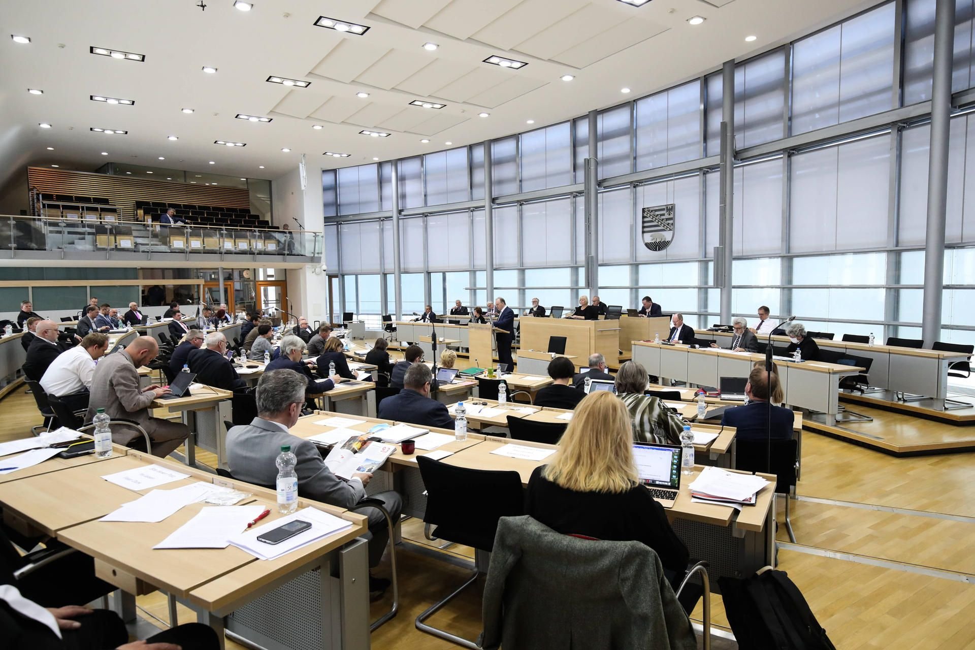 Die Abgeordneten sitzen mit einem Mindestabstand zueinander im Plenarsaal während der Rede von Ministerpräsident Dr. Reiner Haseloff.