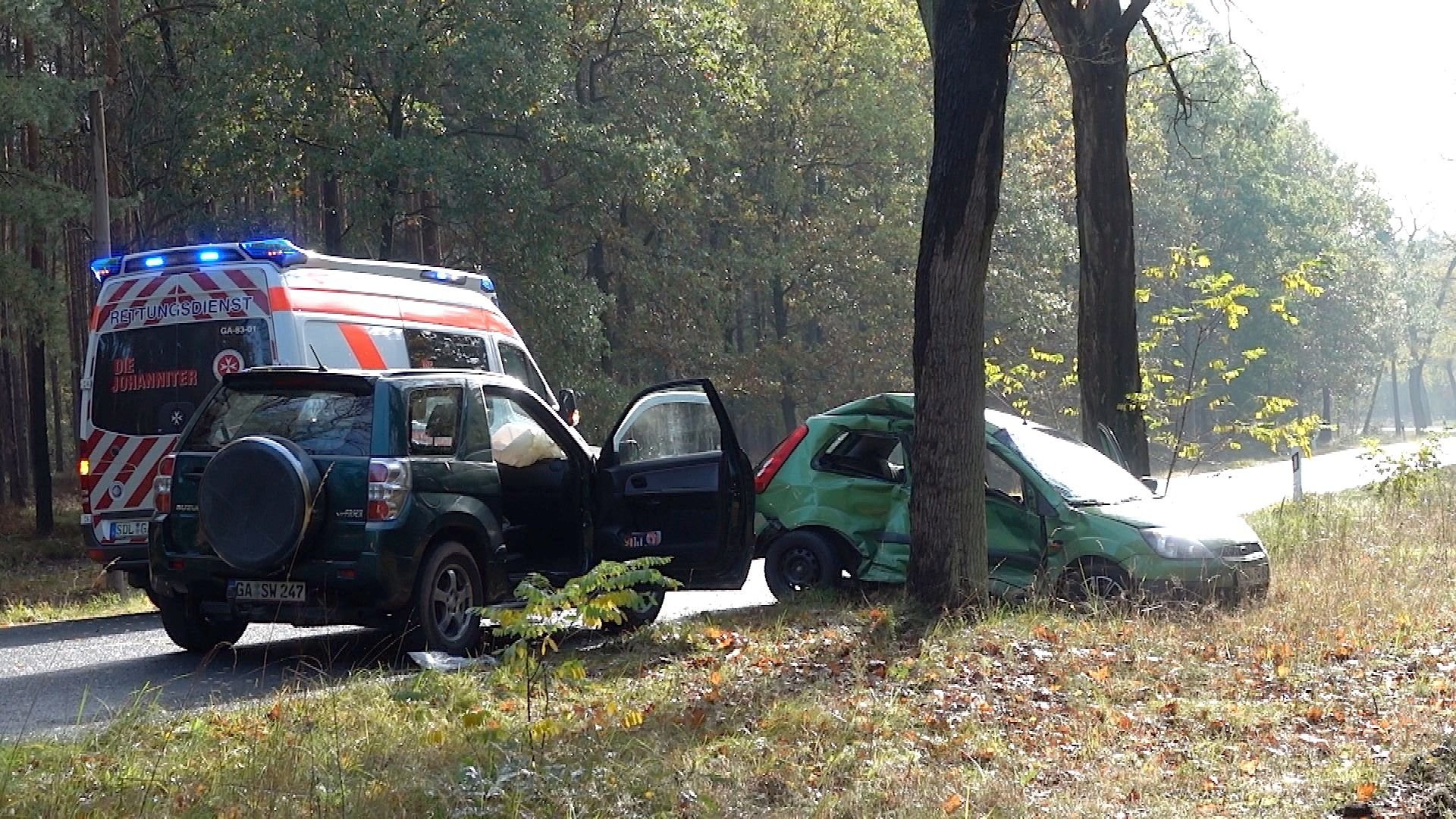Bei einem schweren Verkehrsunfall in der Altmark sind am Freitagvormittag drei Menschen schwer verletzt wurden. Der Dackel in einem der Unfallwagen blieb jedoch unversehrt. Ersthelfer kümmerten sich vorbildlich um Mensch und Tier.