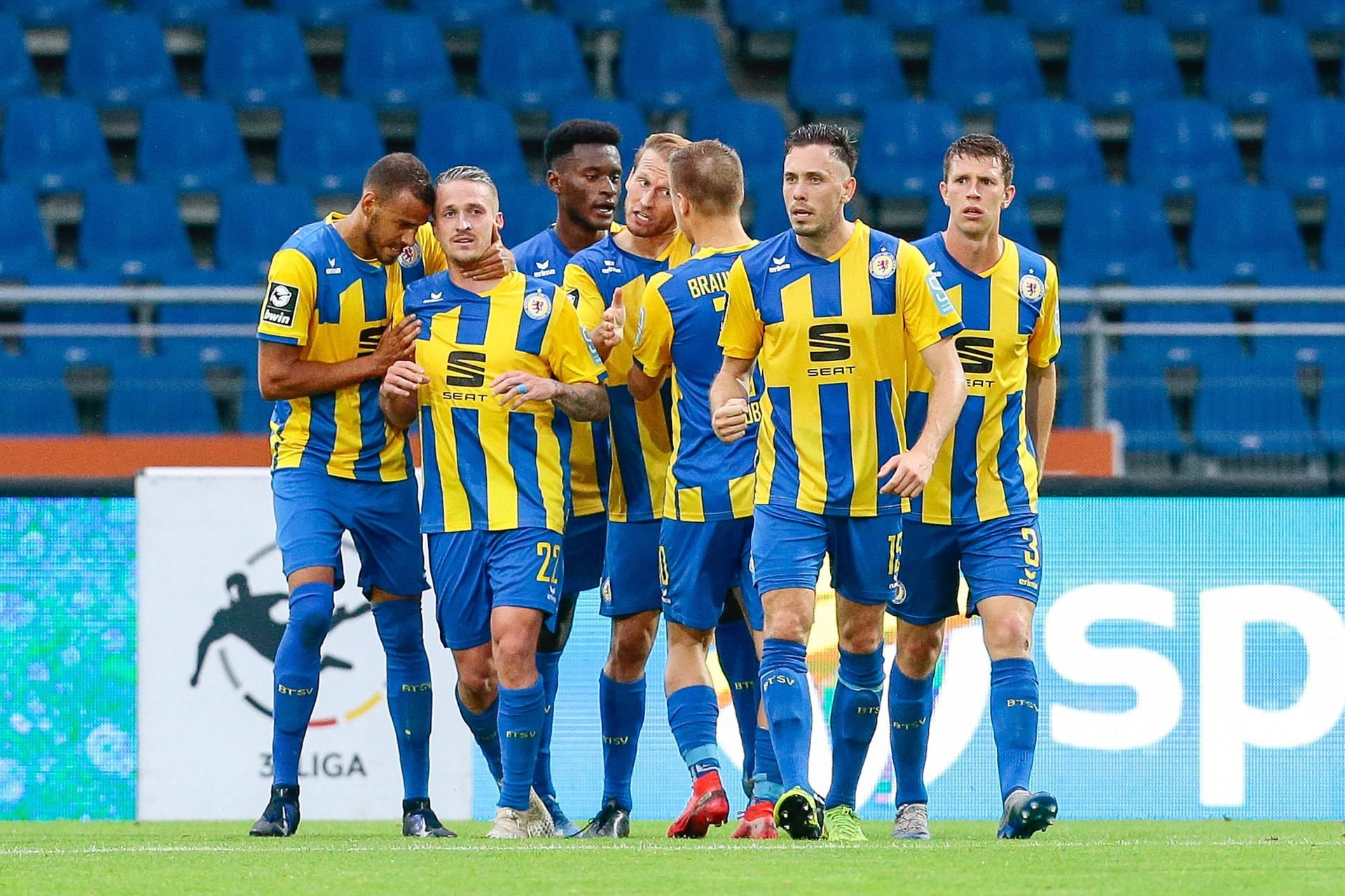 Eintracht Braunschweig jubelt beim Sieg gegen Waldhof Mannheim.
