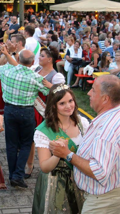 Mit einem Walzer wurde das Weinfest im Schlosspark eröffnet.