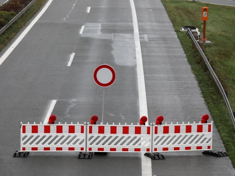 Absperrungen stehen auf einer Autobahn. Foto: Bernd Wüstneck/Archiv