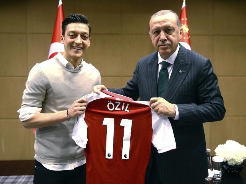 Verstehen sich: Mesut Özil (l) und Recep Tayyip Erdogan. Foto: Uncredited/Pool Presdential Press Service/AP