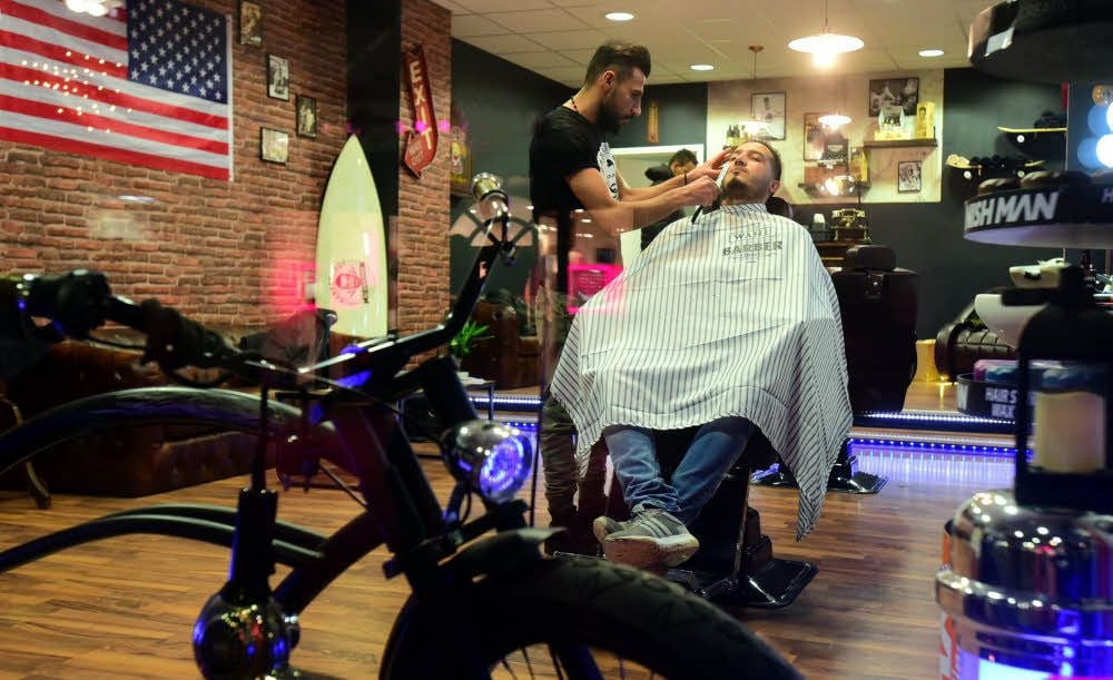 Rokar Jetto kann sich in seinem Barbershop über mangelnde Kundschaft nicht beklagen. Er pflegt und frisiert dort Bärte.