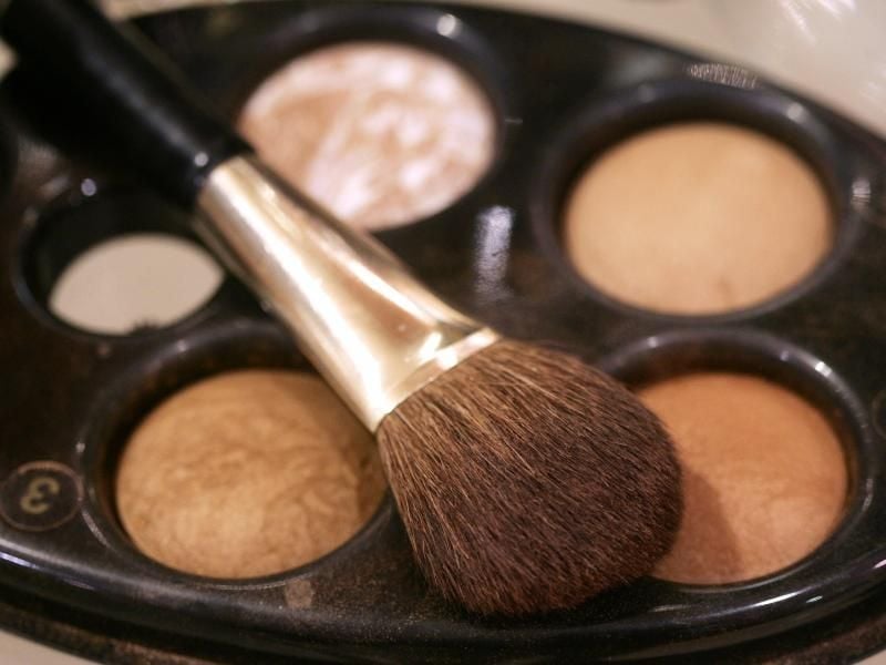 Viele Verbraucher sparen gerade beim Make-up. Foto: Bernd Thissen/dpa