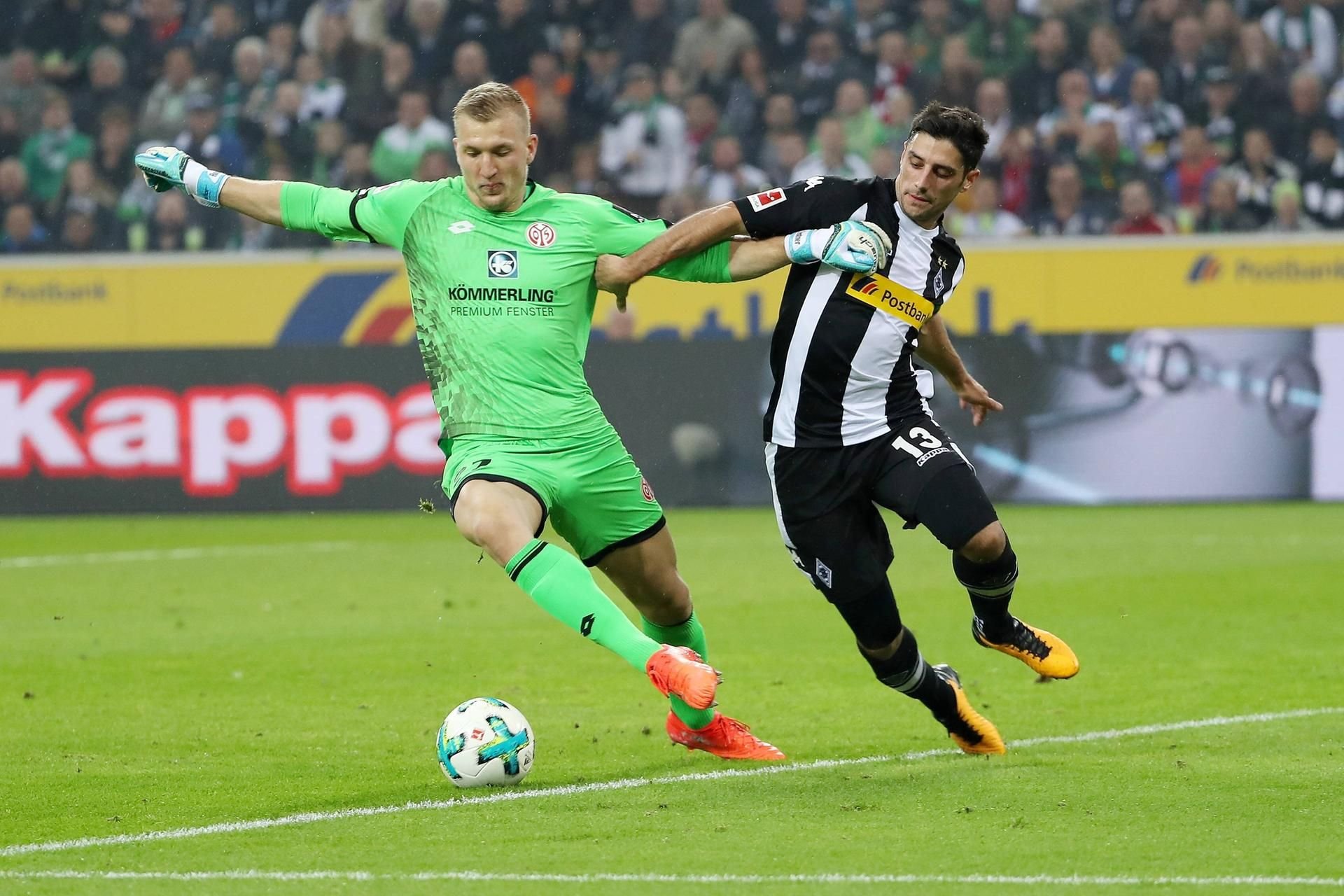 Mainz-Keeper Robin Zenter (l.) konnte die Szene nach seinem Luftloch gerade noch vor Gladbachs Lars Stindl klären.