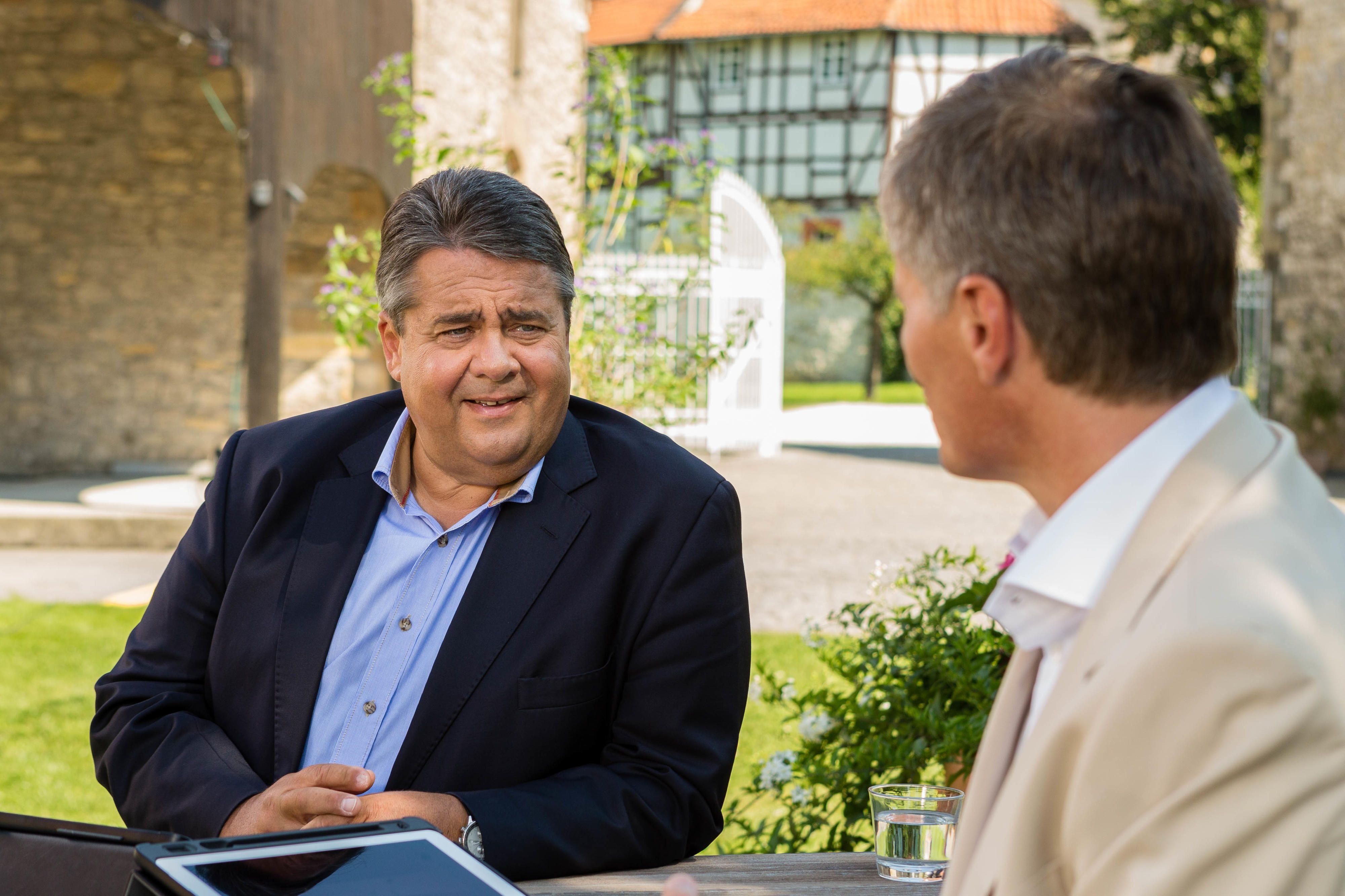 Der SPD-Vorsitzende Sigmar Gabriel (l) spricht Goslar (Niedersachsen) während des ZDF-Sommerinterviews mit ZDF-Journalist Thomas Walde.