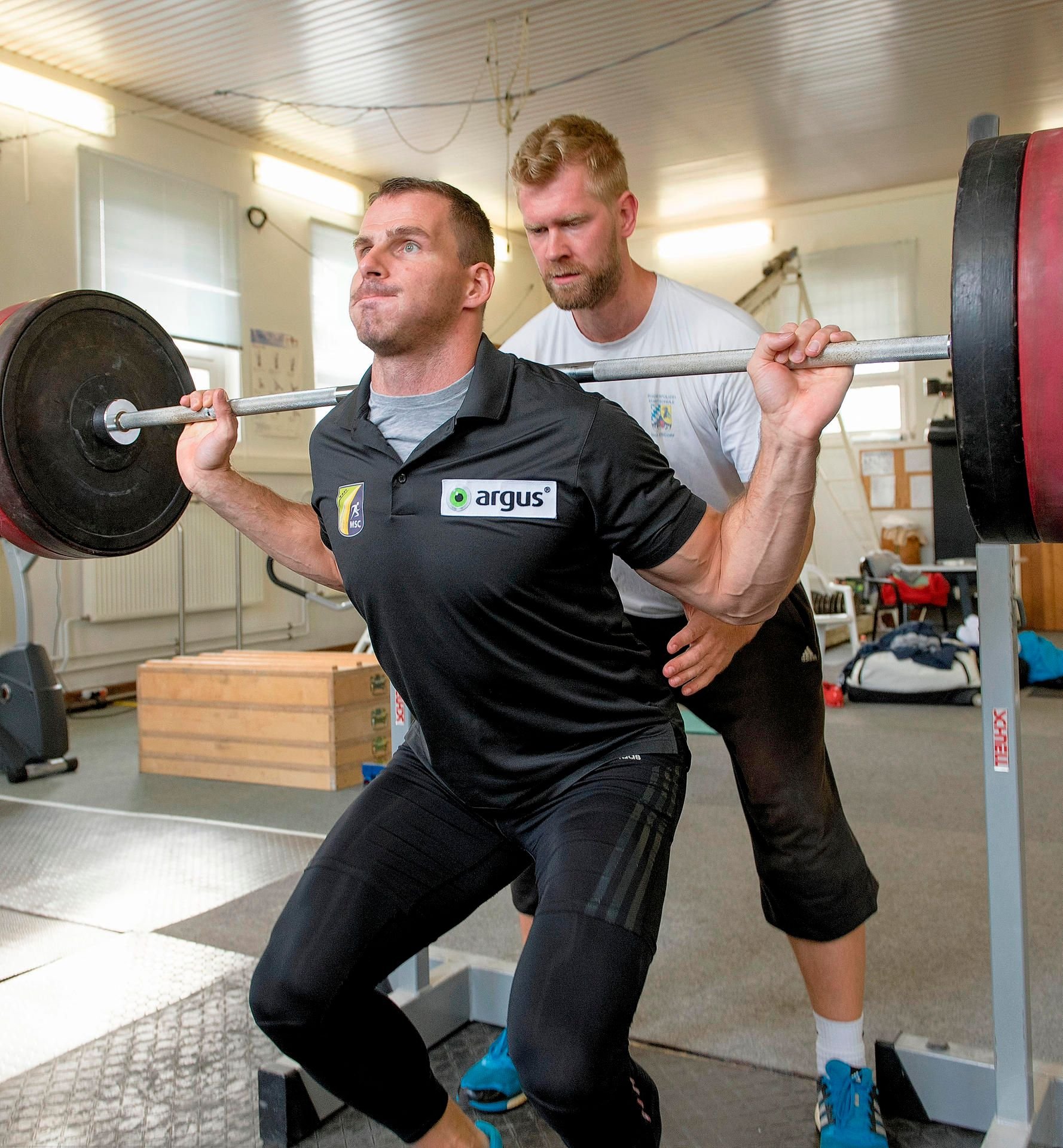 Andreas Bredau (vorn) beim Krafttraining mit Marko Hübenbecker