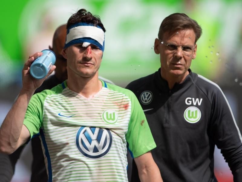 Sein Einsatz im ersten Relegationsspiel gegen Kiel ist noch fraglich: Wolfsburg-Kapitän Paul Verhaegh. Foto: Swen Pförtner