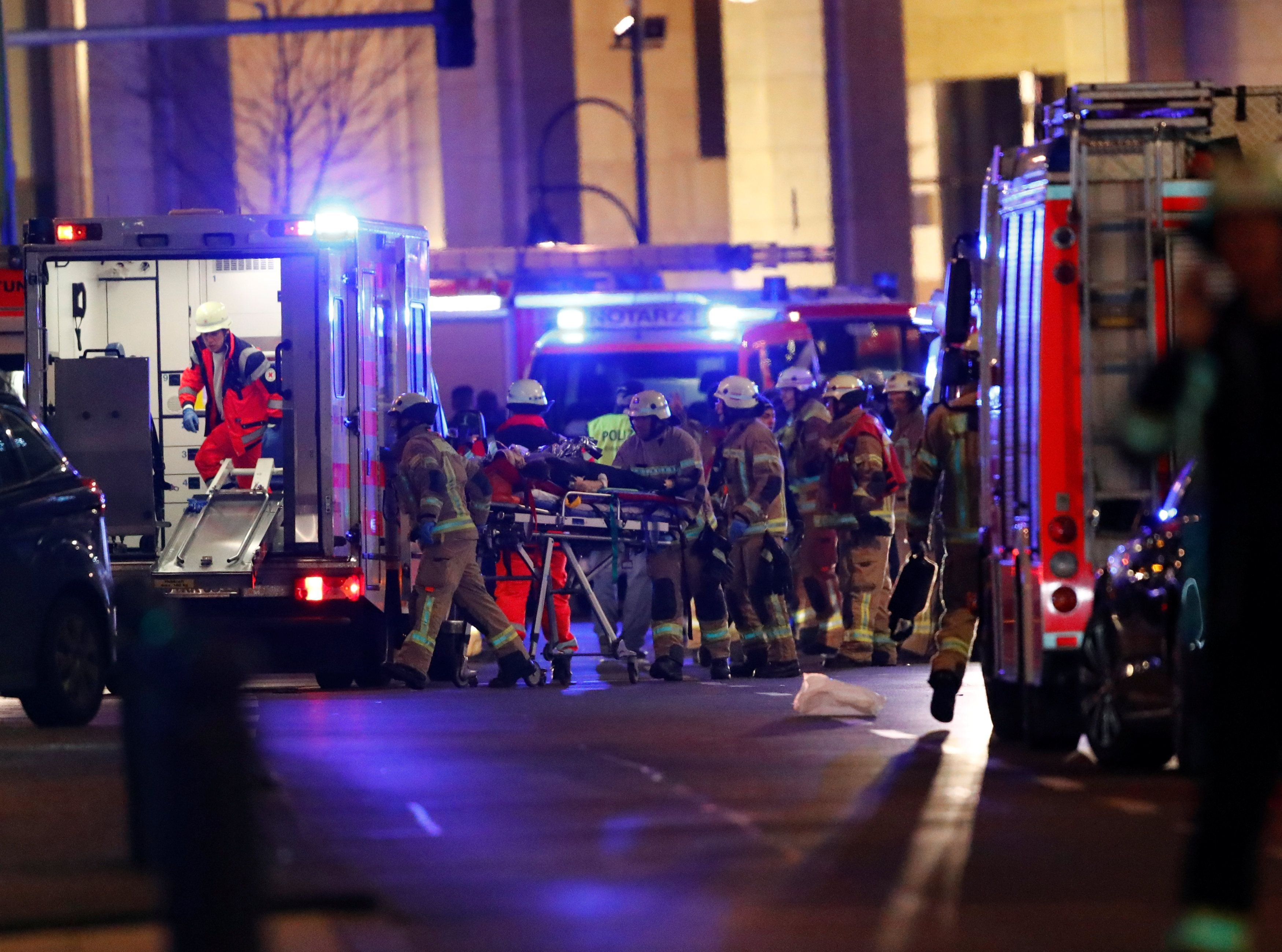 Einsatzkräfte versorgen Verletzte am Weihnachtsmarkt in Berlin.