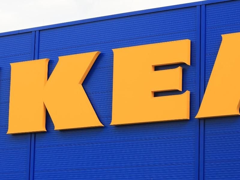 Das Logo von Ikea-Einrichtungshaus hängt an einem Einrichtungshaus der schwedischen Möbelkette. Foto: Peter Gercke/Archiv