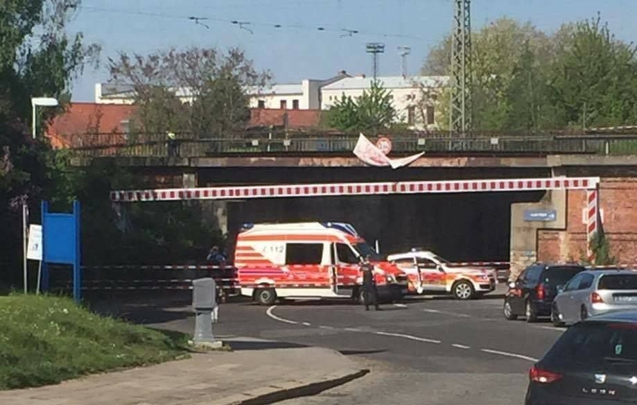 Rettungskräfte am Unglücksort in Magdeburg.