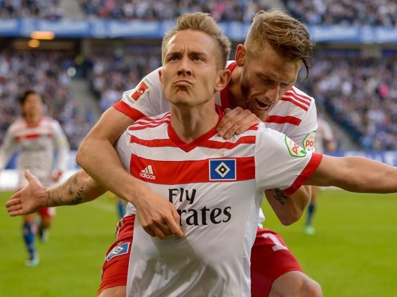 Der Hamburger SV setzt im Abstiegskampf auf Lewis Holtby (vorne). Foto: Axel Heimken