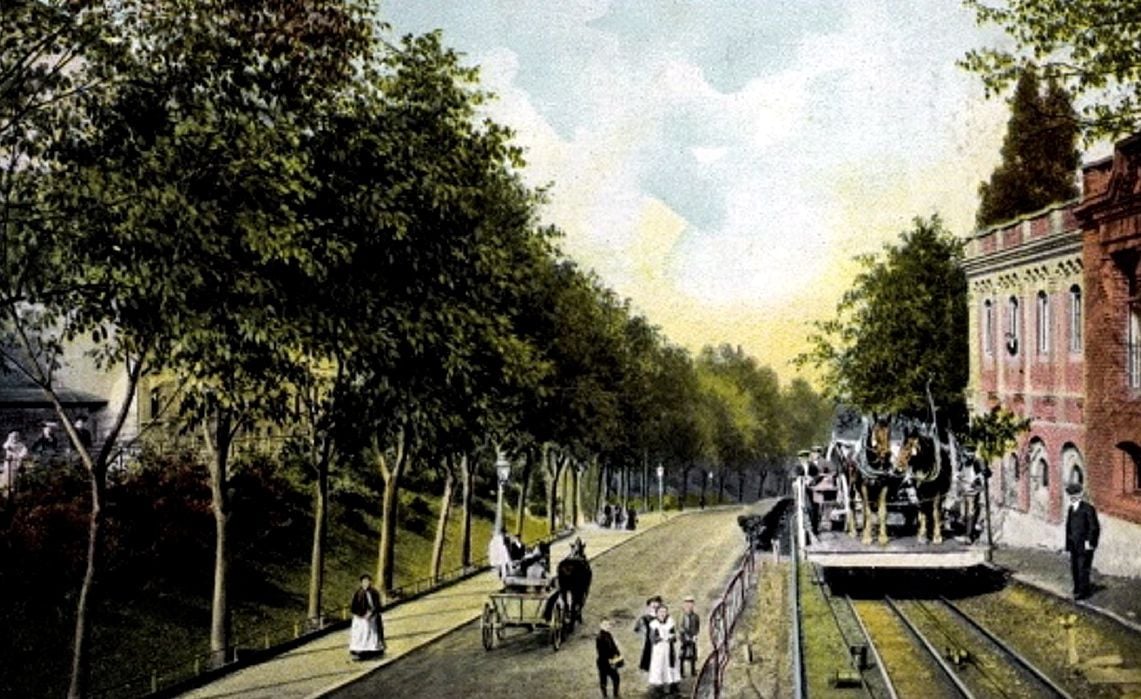 Die Bergstation am oberen Wendischen Berg sah einst so aus. Auf der rechten Seite erkennt man noch das Maschinenhaus. Und man sieht, was alles auf einen Wagen der Drahtseilbahn passte.