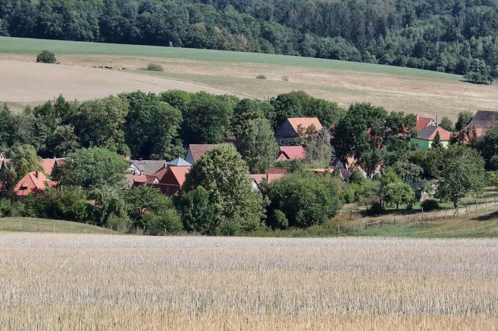 Versteckt im Grünen und umringt von Wiesen und Feldern liegt Horla.