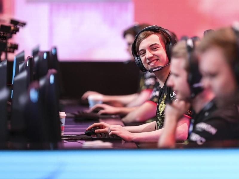 Rasmus „Caps” Winther ist mit seinem Team G2 Esports sicher in der K.o.-Runde der League-of-Legends-Weltmeisterschaft. Foto: Riot Games/dpa