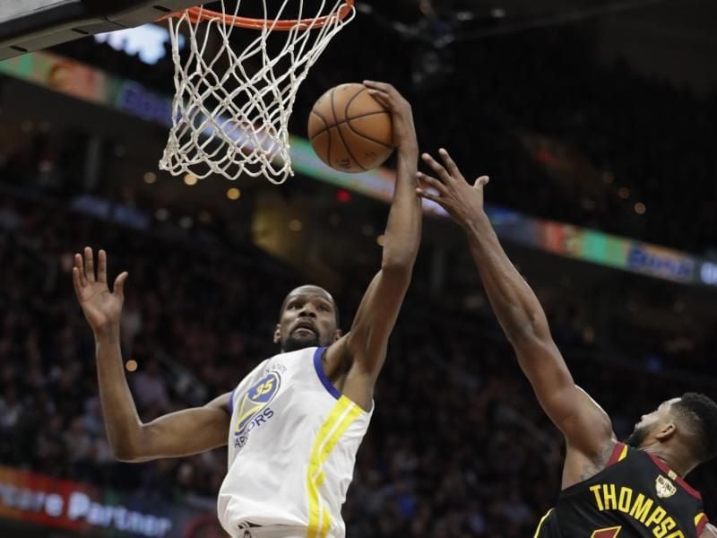 Kevin Durant (l) erzielte 43 Punkte für die Golden State Warriors. Foto: Tony Dejak/AP