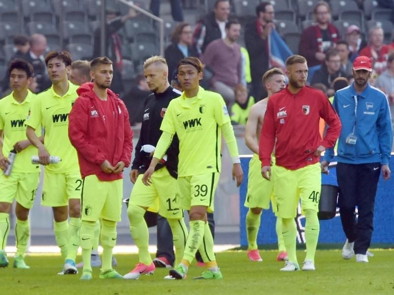 Die Mannschaft aus Augsburg geht nach der Niederlage in Berlin enttäuscht vom Platz. Foto: Maurizio Gambarini