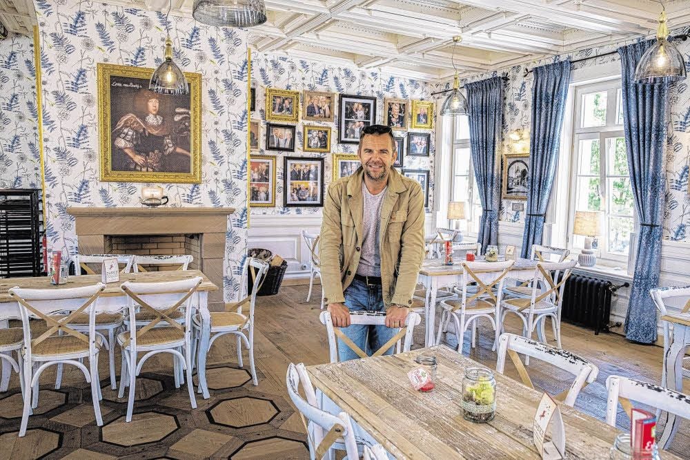 Robert Dahl im wunderschön restaurierten und eingerichteten Rittersaal des Gutshauses in Loburg. Wie überall in dem Haus, sind auch hier viele Bilder der Familie zu sehen