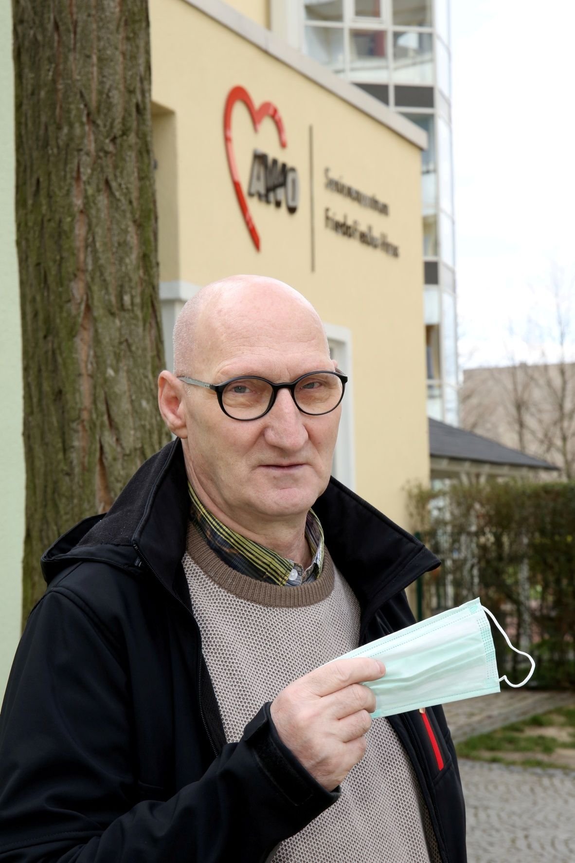 Hartmut Smandek steht vor dem AWO-Seniorenzentrum in Bernburg.