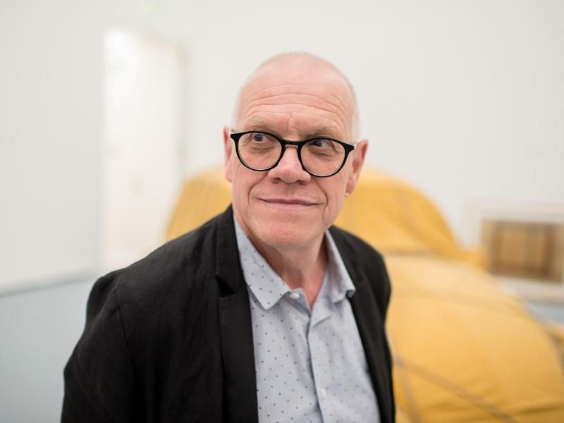 Beat Wismer in seiner letzten Ausstellung. Im Hintergrund die Installation „Wrapped Beetle 1963 (Objekt 2014)” von Christo. Foto: Wolfram Kastl