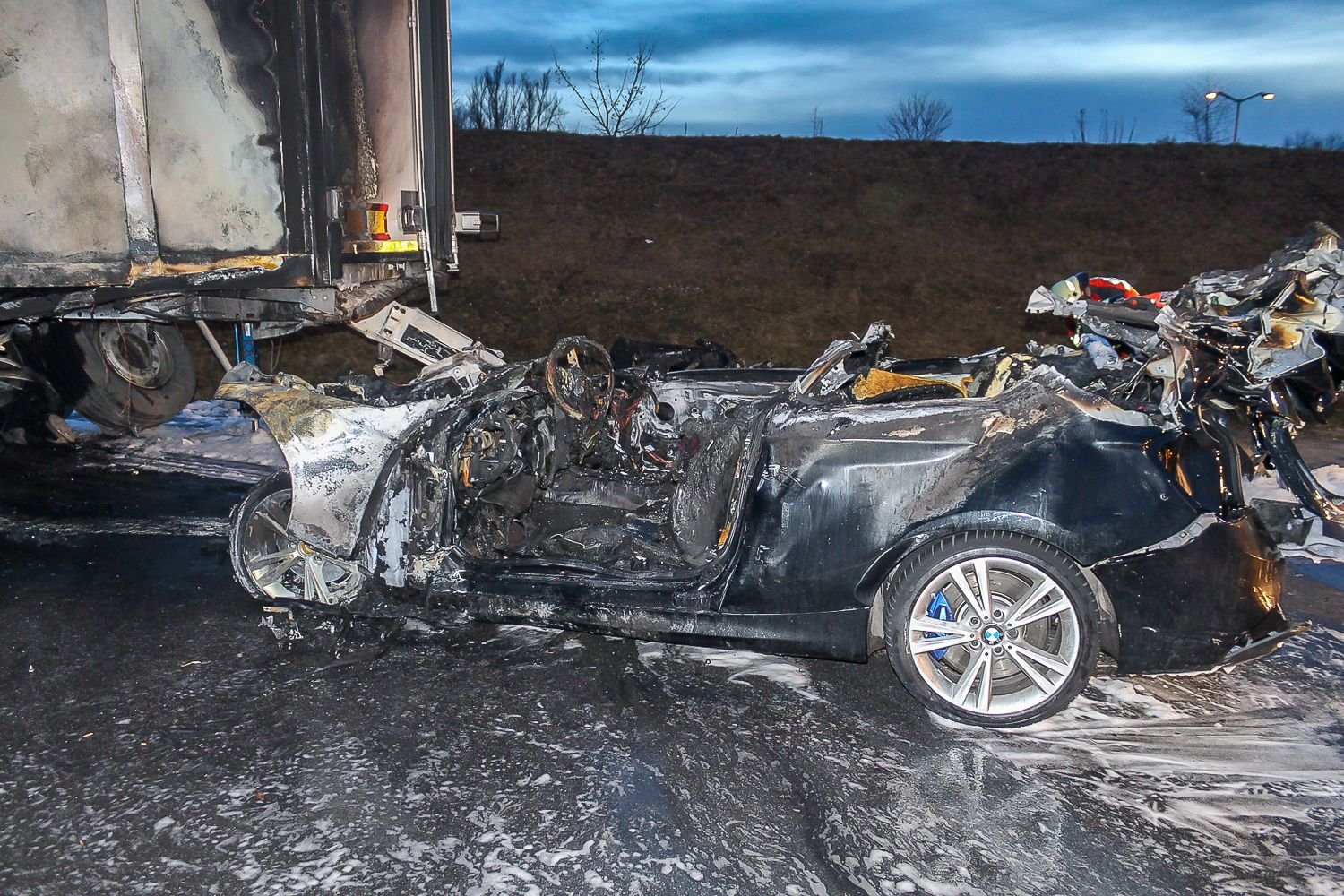 Iggensbach: Das Wrack eines Autos steht auf der Autobahn 3 (A3) hinter einem Sattelzug.