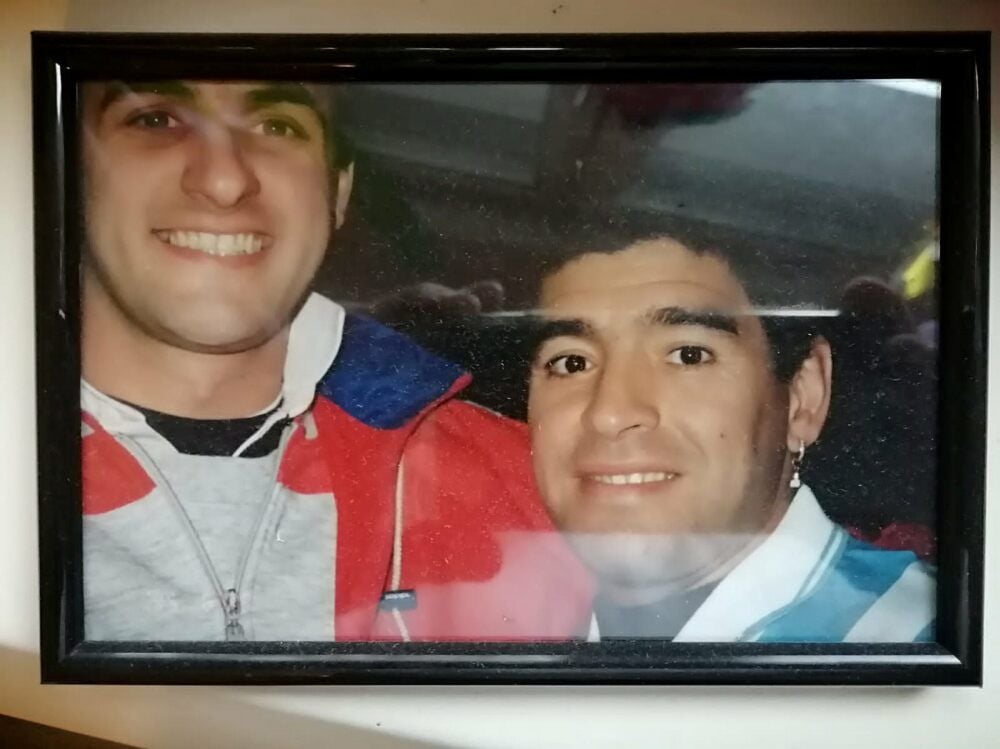 Das Bild mit Diego Maradona (re.) hat für Jorge Munari große Bedeutung - der gerahmte Abzug steht heute bei ihm zu Hause im Wohnzimmer.