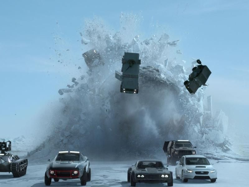 Auch im achten Teil von „Fast & Furious” geht es rasant zu. Die Fahrzeuge müssen unter anderem vor einem U-Boot fliehen. Foto: Universal Pictures