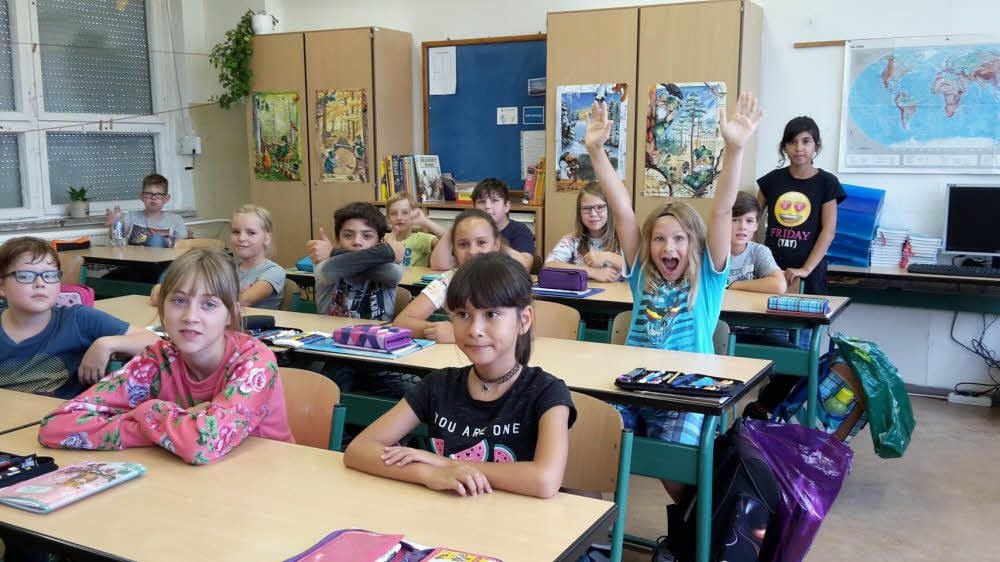 Hurra, die Schule fängt an. Die Viertklässler der Grundschule in Zeitz-Ost freuen sich auf das Lernen.