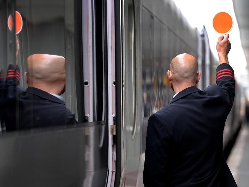 Für rund 150 000 Bahn-Beschäftigte fordert die EVG 4,5 Prozent mehr Geld - plus 2,5 Prozent, die die Arbeitnehmer auch gegen Freizeit eintauschen können. Foto: Susann Prautsch