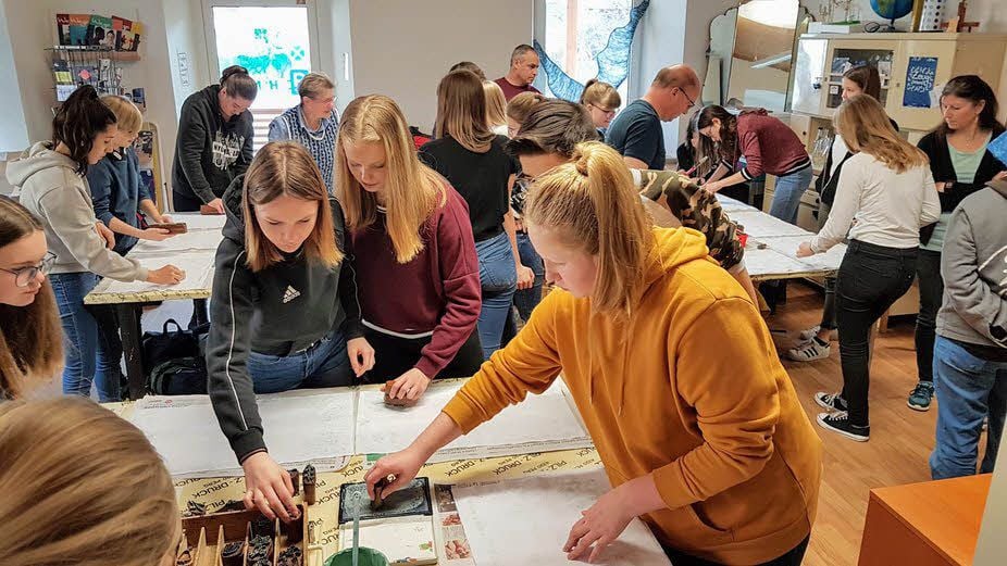 Während ihres Aufenthalts in Freistadt machen die Freyburger Schüler Bekanntschaft mit der Technik des Blaudrucks.