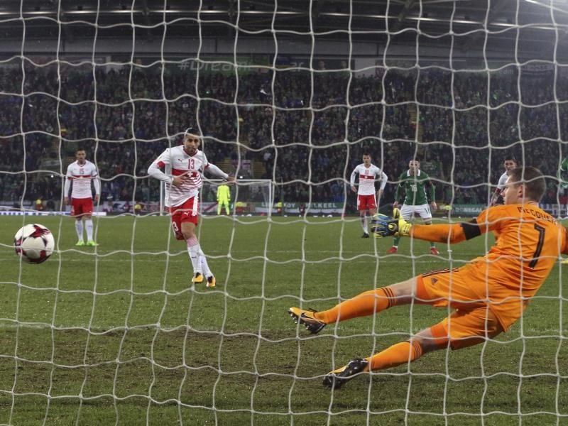 Der Schweizer Ricardo Rodriguez erzielt das 1:0 per Elfmeter. Foto: Niall Carson