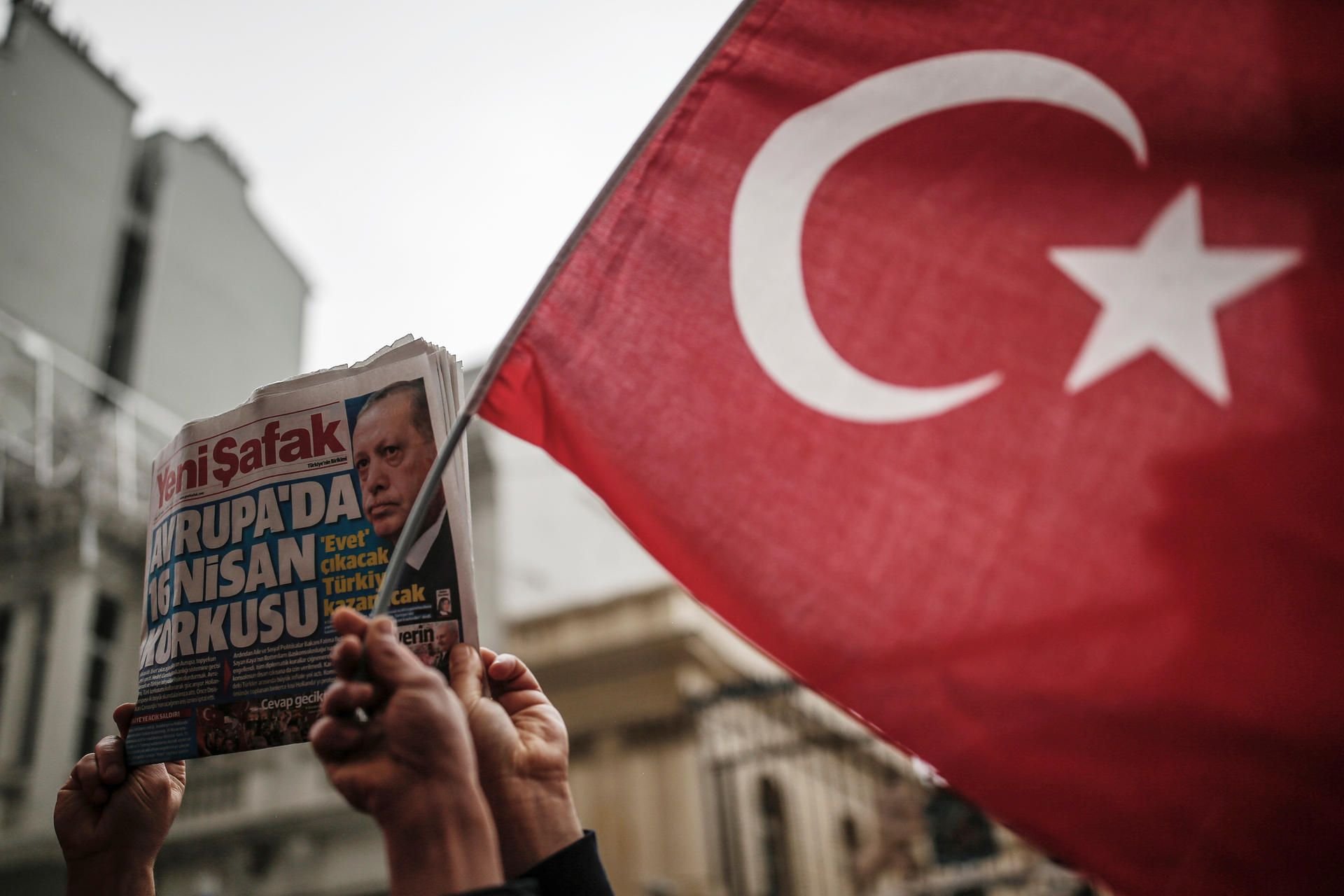 Proteste vor der niederländischen Botschaft in Istanbul