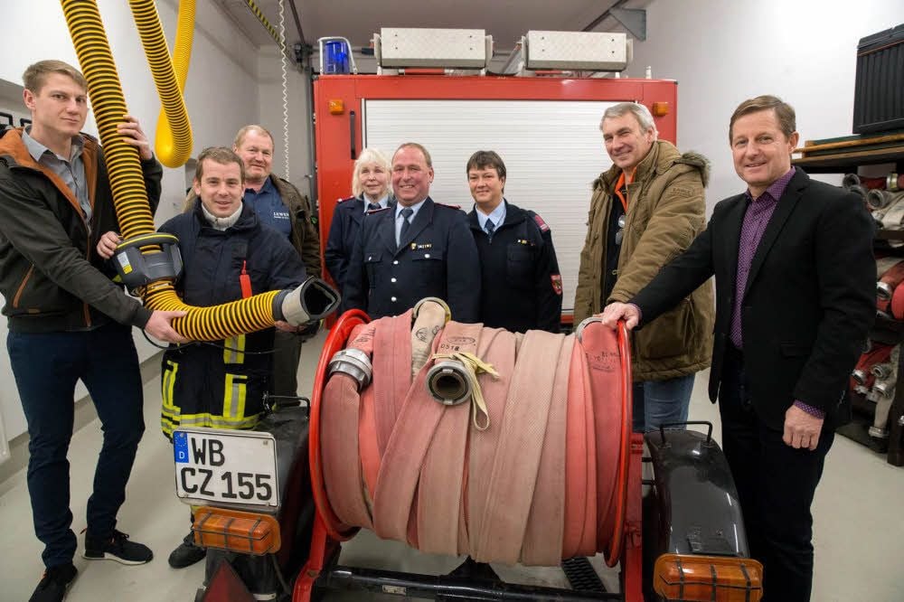 Zufrieden und mit strahlenden Gesichtern nahmen die Bülziger Kameraden die neue Abgasabsauganlage in ihrem Feuerwehrdepot in Besitz.