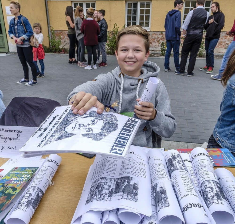 Philipp gibt die Wittenberger Tagespost und das Wittenberger Luther-Märchenbuch aus. Diese entstanden - wie viele weitere Projektarbeiten - in dieser Woche im Lucas-Cranach-Gymnasium.