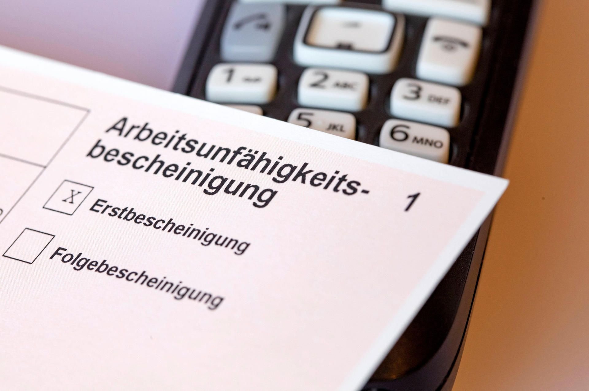 Durch eine Sonderregelung während der Corona-Pandemie ist bis März 2021 eine Krankschreibung bei leichten Erkrankungen der oberen Atemwege per Telefonanruf beim Arzt möglich.