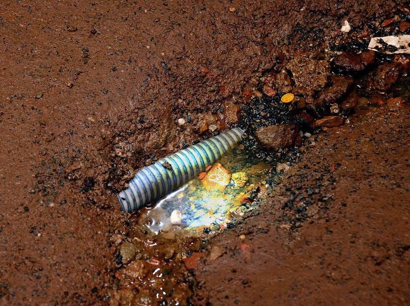 An mehreren Stellen hat das Wasser den Boden schon ausgespült, was man hier sieht. Wie es in den Wänden arbeitet, sieht man nicht.