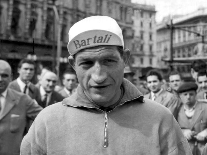 Gino Bartali gibt 1953 in Mailand Autogramme. Der Italiener wurde posthum mit der Ehrenstaatsbürgerschaft Israels geehrt. Foto: UPI