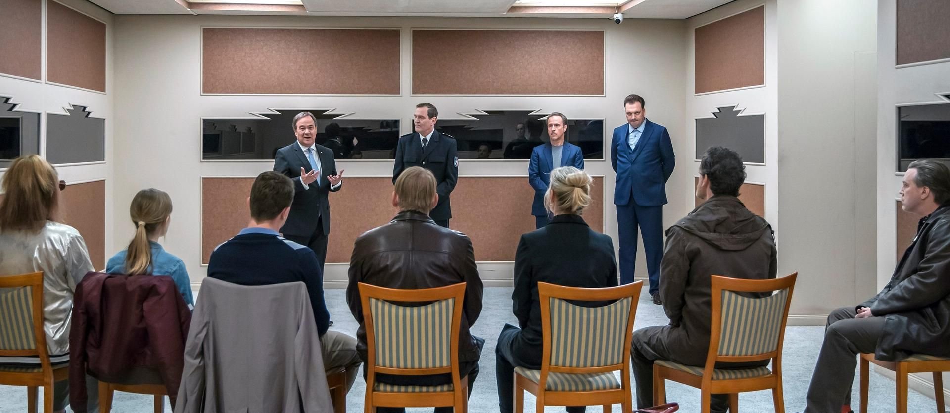 NRW-Ministerpräsident Armin Laschet (2. v. l.) hat einen Auftritt im Neujahrs-„Tatort“ „Das Team“.