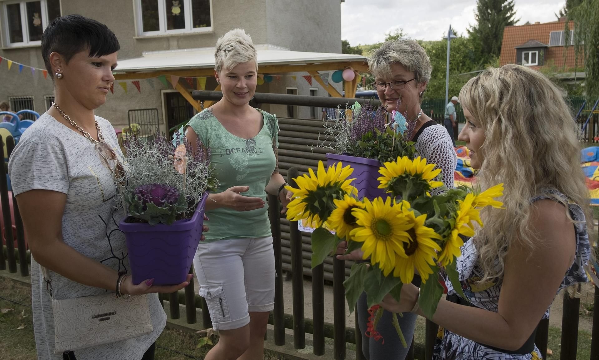 Juliane Wittkowski und Annett Drescher vom Förderverein „Schneewittchen“ gratulierten Petra und Anne Wiezer im vorigen Jahr zum Jubilaeum.