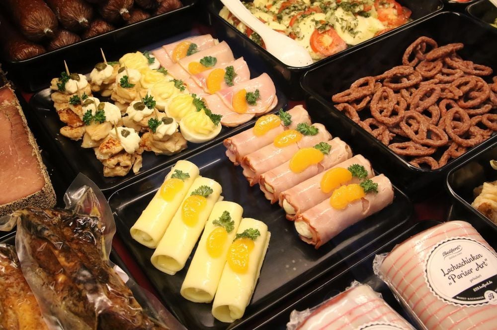 Eisleber Feinkostladen: Die Theke lockt mit zahlreichen Spezialitäten.