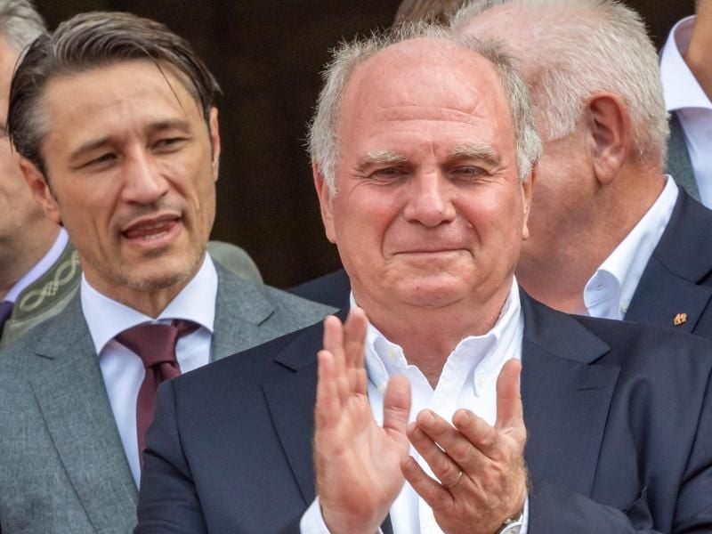 Uli Hoeneß (r) ist mit dem Ablauf der Trennung des FC Bayern von Trainer Niko Kovac zufrieden. Foto: Peter Kneffel/dpa