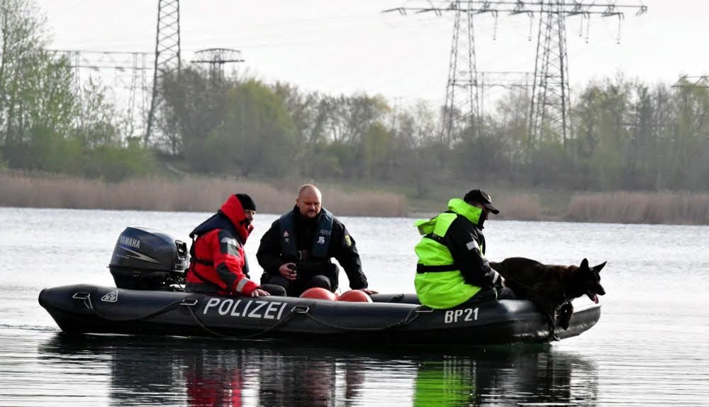 Vom Boot aus wurde der See am Donnerstag mit Hunden abgesucht.